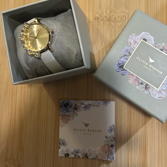 OLIVIA BURTON CASE CUFF WATCH OB16CB10 WITH 30MM GOLDEN FACE & OFF WHITE BAND - Picture 11 of 11